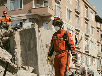 ¿Cuál es la función de la radio bidireccional en el terremoto?